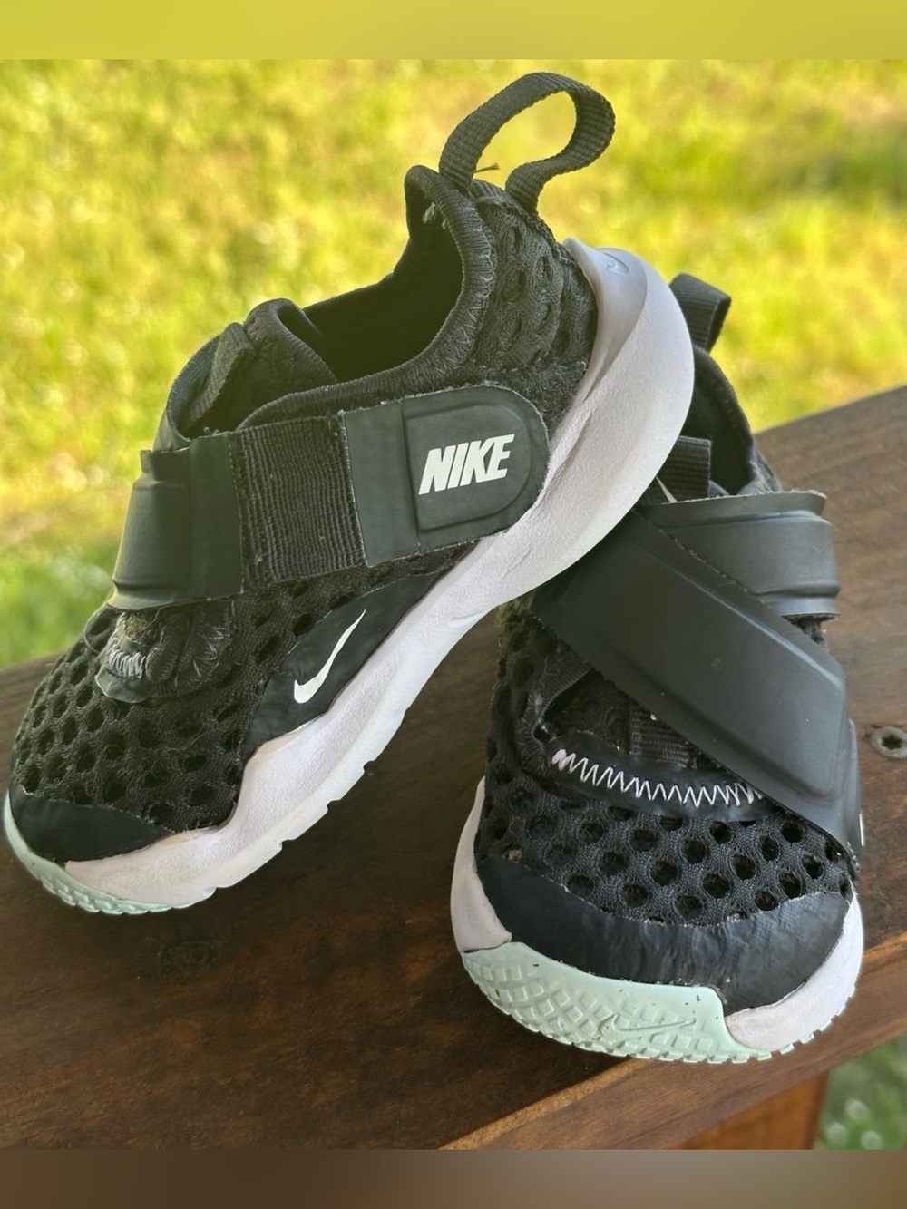 Nike Flyease Kids 5c Black Mesh Strap Sneakers Hook & Loop